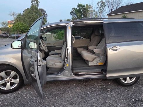 Used 2014 Toyota Sienna LE FWD image 10