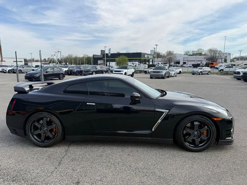 Used 2015 Nissan GT-R Black Edition image 3