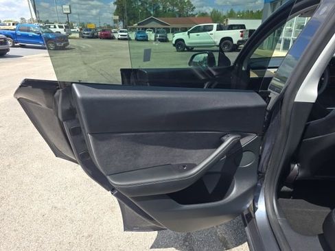 Used 2022 Tesla Model Y Performance image 31