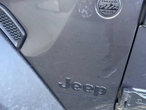 Used 2023 Jeep Gladiator Sport AWD/4WD image 9