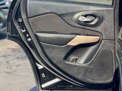 Used 2017 Jeep Cherokee Sport image 8