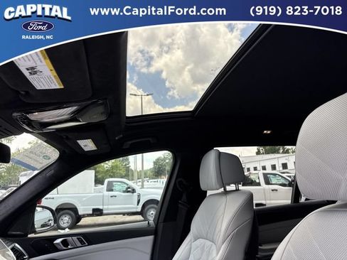 Used 2023 BMW X7 xDrive40i w/ Premium Package AWD/4WD image 22