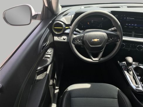 Used 2025 Chevrolet Trax LT FWD image 32