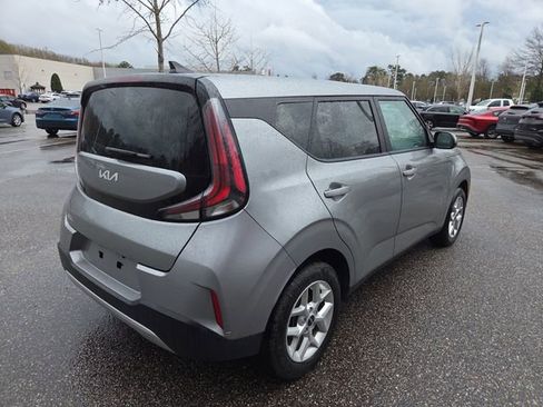 Used 2025 Kia Soul LX w/ LX Technology Package image 3