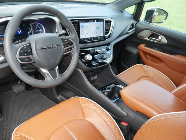 Used 2025 Chrysler Pacifica Pinnacle FWD image 16