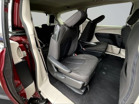 Used 2020 Chrysler Voyager LX FWD image 26