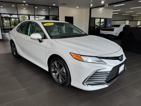 Used 2022 Toyota Camry XLE FWD image 3