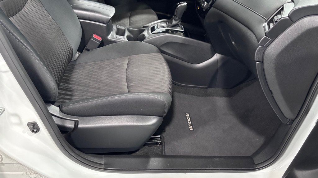 Used 2018 Nissan Rogue SV AWD/4WD image 18