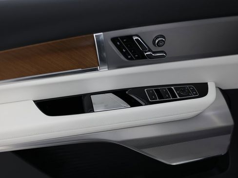 Used 2026 Cadillac Vistiq Sport image 19