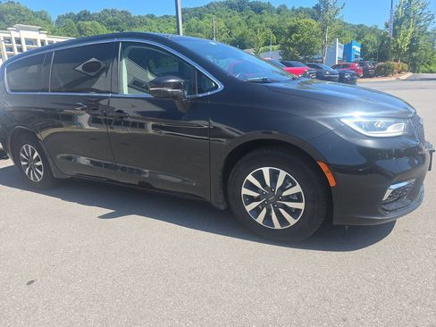 Used 2022 Chrysler Pacifica Touring-L FWD image 1