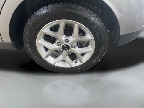 Used 2025 Kia Soul LX w/ LX Technology Package FWD image 24