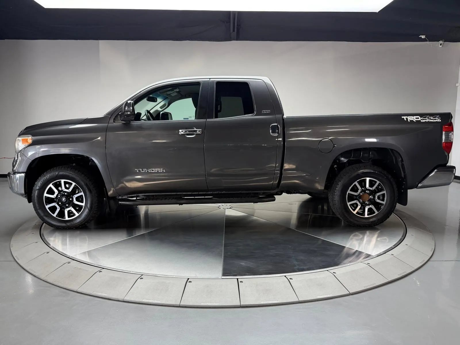 Used 2016 Toyota Tundra SR5 w/ SR5 Upgrade Package AWD/4WD image 4