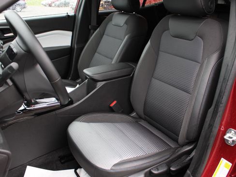 Used 2025 Chevrolet Trax LT w/ LT Convenience Package FWD image 17