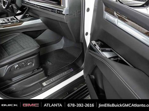 Used 2025 Cadillac Escalade ESV Sport Platinum image 30