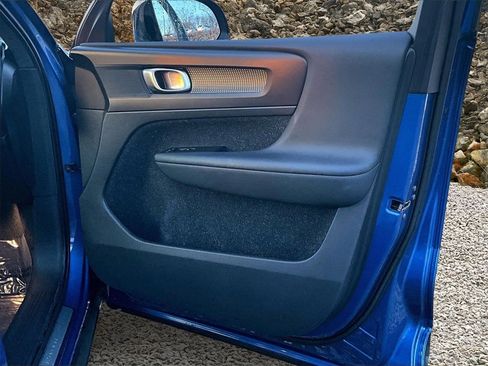 Used 2020 Volvo XC40 T5 R-Design w/ Protection Package Premier image 23