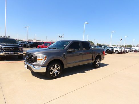 Used 2017 Ford F150 XLT w/ Equipment Group 302A Luxury image 2