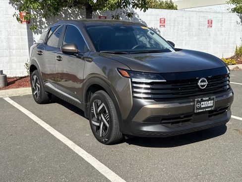 Used 2025 Nissan Kicks SV FWD image 2