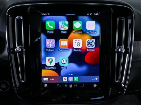 Certified 2025 Volvo XC40 B5 Core image 17