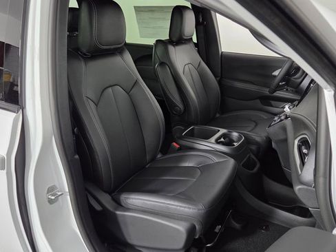 New 2026 Chrysler Pacifica Select image 40