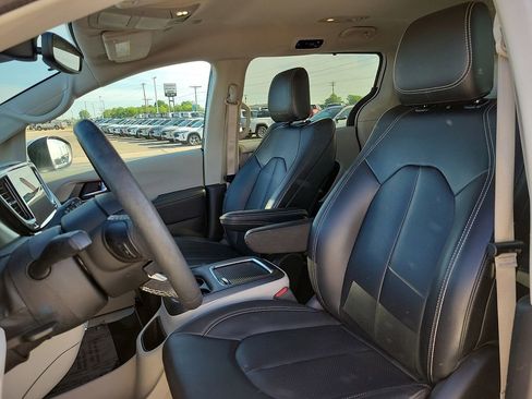 Used 2023 Chrysler Pacifica Touring-L FWD image 12