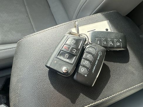 Used 2021 Volkswagen Tiguan SE w/ Panoramic Sunroof Package AWD/4WD image 5