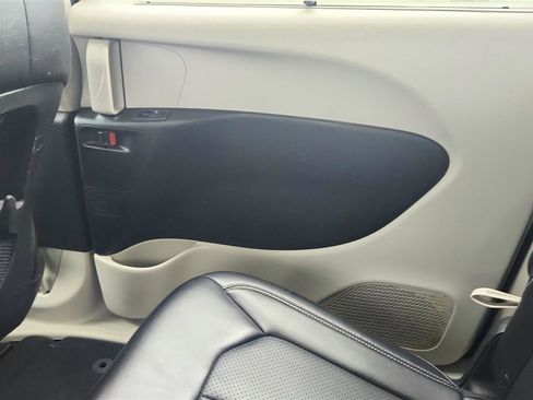 Used 2024 Chrysler Pacifica Touring-L image 31