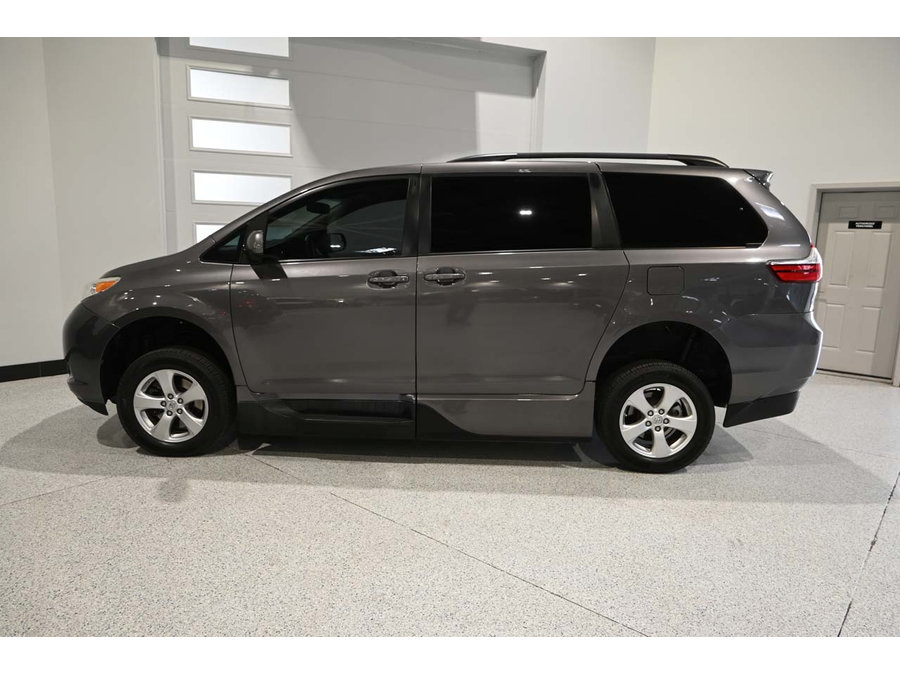 Used 2017 Toyota Sienna LE FWD image 9