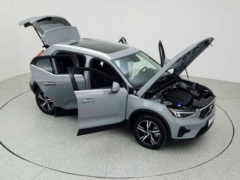 Certified 2025 Volvo XC40 B5 Core image 34