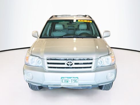 Used 2005 Toyota Highlander 4WD V6 w/ 3rd Row image 2