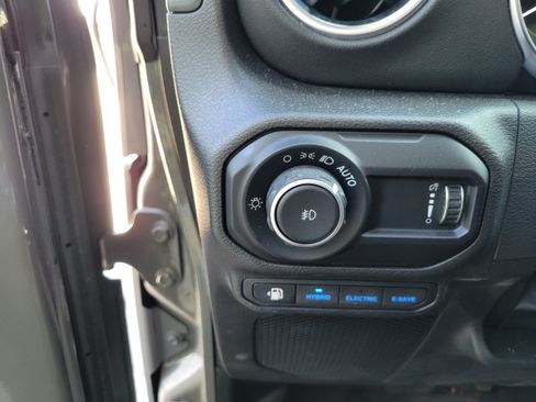 Used 2023 Jeep Wrangler Unlimited Sahara w/ Cold Weather Group AWD/4WD image 28