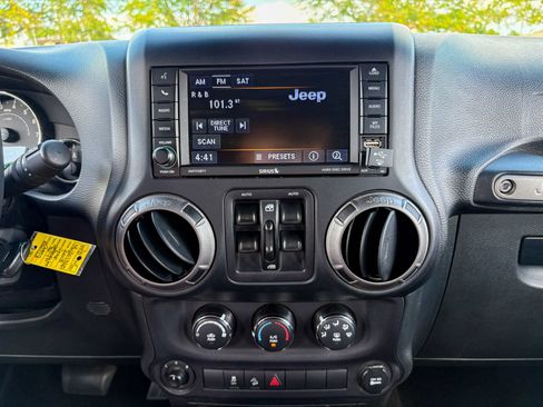 Used 2018 Jeep Wrangler Unlimited Sport AWD/4WD image 16