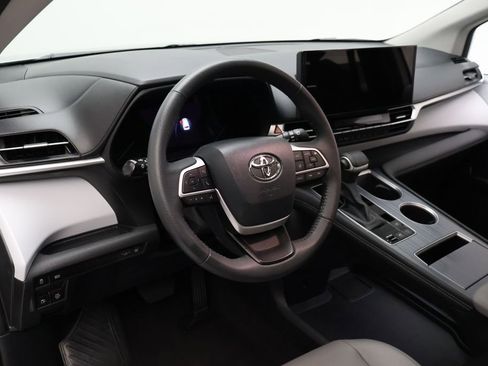 Certified 2025 Toyota Sienna XLE image 15
