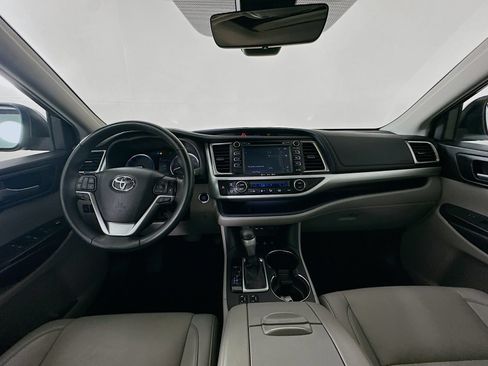 Used 2019 Toyota Highlander XLE AWD/4WD image 14