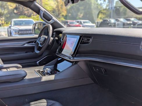 Certified 2024 Jeep Wagoneer L Series II image 25