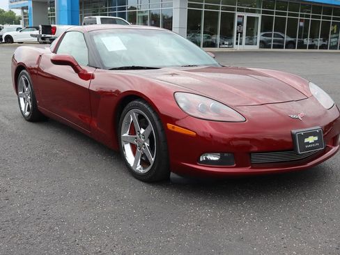 Used 2007 Chevrolet Corvette Coupe w/ Performance Package RWD image 2