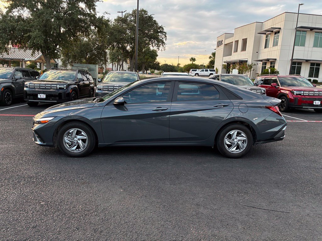 Certified 2026 Hyundai Elantra SE FWD image 2