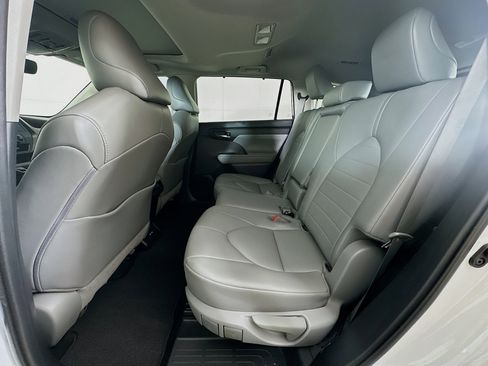 Used 2021 Toyota Highlander XLE FWD image 29