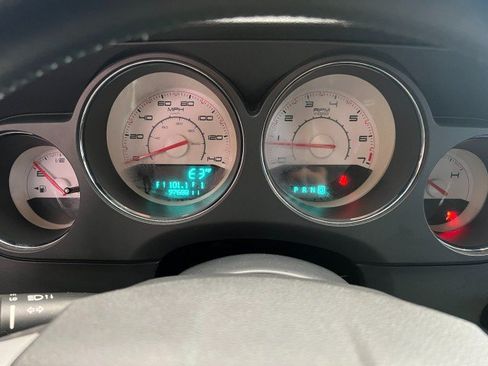Used 2011 Dodge Challenger RWD image 23