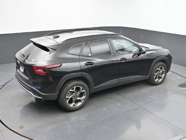Used 2025 Chevrolet Trax LT FWD image 36