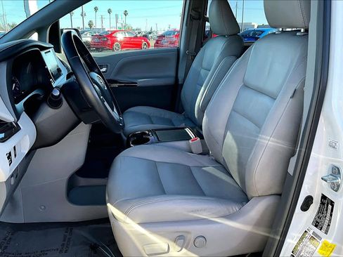 Used 2017 Toyota Sienna XLE image 7
