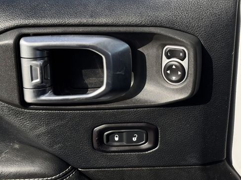 Used 2018 Jeep Wrangler Unlimited Sahara image 23