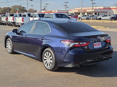 Used 2021 Toyota Camry LE image 3