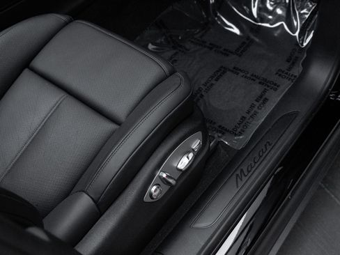 Certified 2025 Porsche Macan image 33