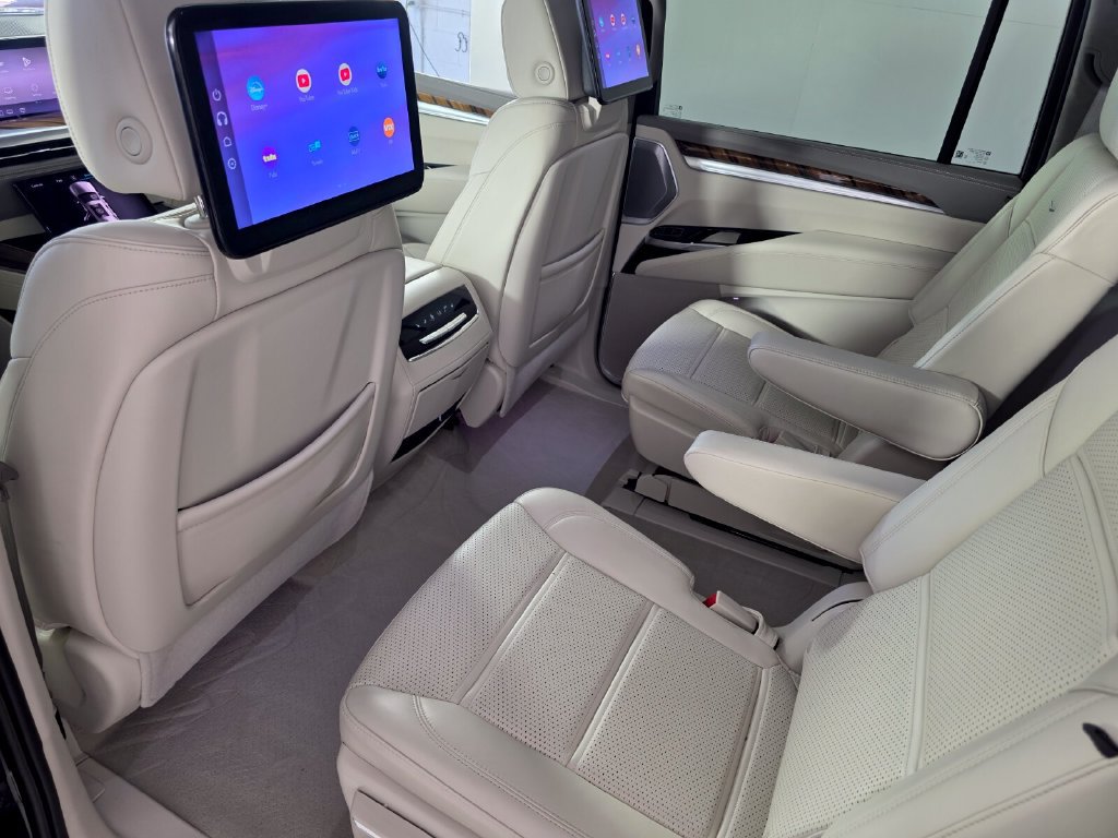Used 2025 Cadillac Escalade ESV Sport Platinum AWD/4WD image 14
