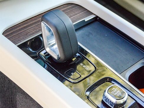 Used 2022 Volvo XC60 B5 Momentum w/ Advanced Package image 24