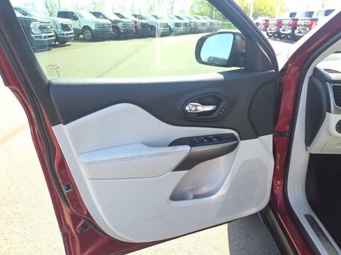 Used 2019 Jeep Cherokee Limited image 25