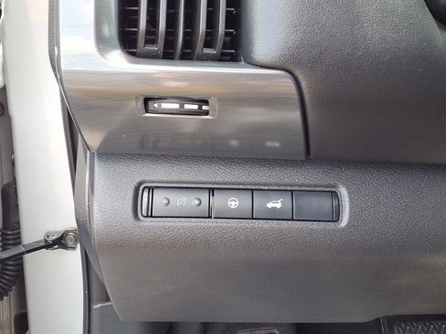Used 2025 Nissan Pathfinder SL FWD image 17