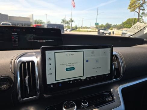 Used 2025 Ford Expedition Platinum image 13