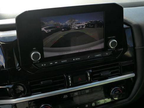 Used 2025 Nissan Pathfinder SV FWD image 21