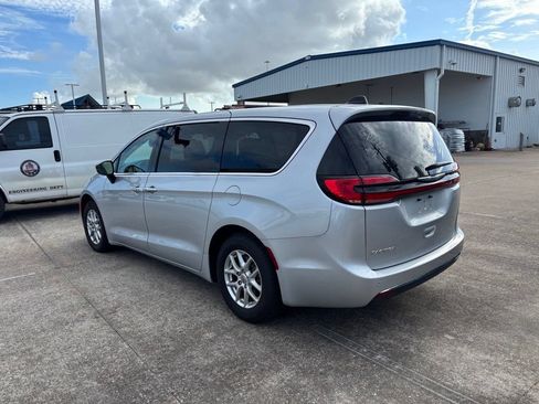 Used 2024 Chrysler Pacifica Touring-L FWD image 7